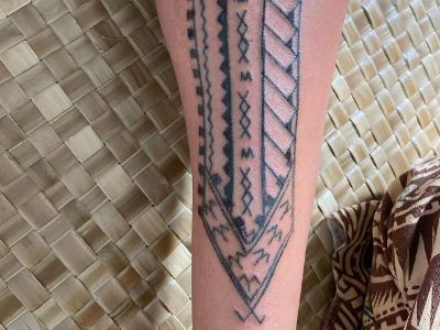The tattoo on Hunter Fieri's calf is shaped like a pencil with cryptic symbols.
